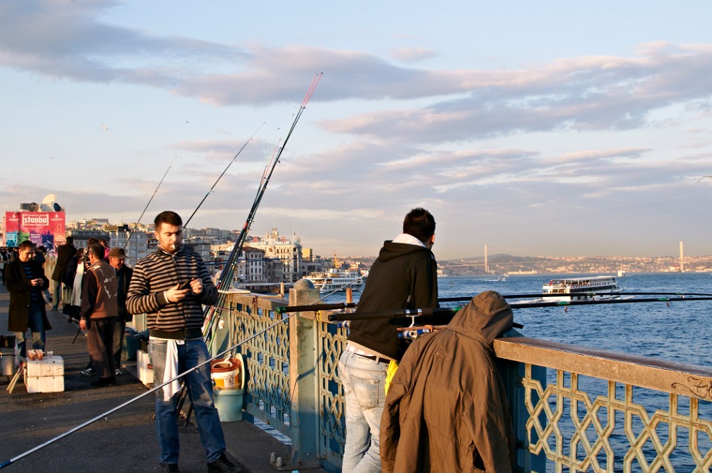 Pêche sur le pont de Galata, LE sport local, vue Bosphore